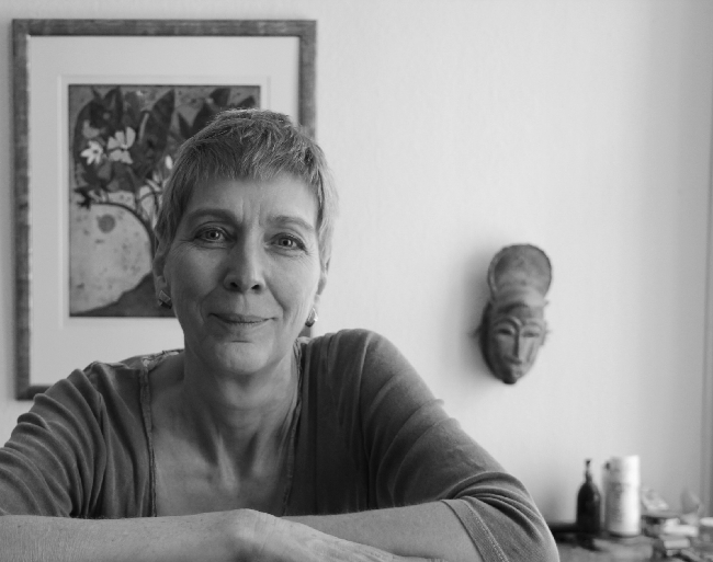 Portrait von Jutta Votteler beim Drucken